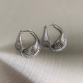 Boucles d'oreilles créoles torsadées argentées au design vintage et texture métallique - Argenté