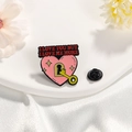Spilla in smalto cuore rosa con dettaglio chiave e testo su sfondo in seta bianca - Cz0415-2