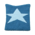 Detail eines quadratischen Plüschkissens in Marineblau mit hellblauem Sternenmuster - M (56-60cm) / Blau