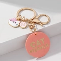 Détail du porte-clés CAT MAMA en bois avec breloque chat rose et fermoir doré chic - Rose