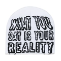 Detalle del gorro de punto blanco con texto de jacquard negro What You Say Is Your Reality - M (56-58cm) / Blanco