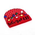 Dettaglio del berretto natalizio rosso in maglia con lampadine e scritta 'let's get LIT' - Stile Lampadine Festive Rosso(B)