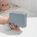 Petit portefeuille bleu clair à double zip avec motif matelassé en V et pompon - Bleu