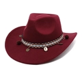 Detalle de sombrero de fieltro burdeos con banda étnica, pompones y dijes de concha - M (56-58cm) / Burdeos