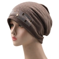 Detailansicht der braunen Strickmütze mit Strasssteinen und metallischen Pailletten - Einheitsgröße(56-61cm) / Khaki