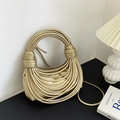 Borsa a mano dorata annodata con design tubolare intrecciato e tracolla sottile - Oro