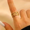 Detailopname van brede gouden ring met zon en maan uitsparingen en matte afwerking - Antropomorfe Zon Maan Stijl (7461) / Goud