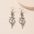 Dettaglio degli orecchini gotici a spada lunga con teschio e cuore in finitura argento - E2142-Cuore