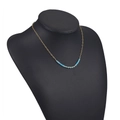 Collana boho con catena dorata e perle turchesi su espositore per busto nero - Perline Blu Cielo