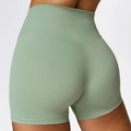 Pantaloncini da yoga verde chiaro a vita alta con effetto push-up e tessuto opaco - Verde basilico