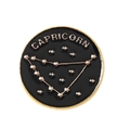 Broche ronde en émail Capricorne doré avec fond noir et lettres dorées pour vêtements - Capricorne (XZ6178)