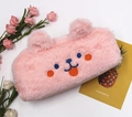Dettaglio dell'astuccio in peluche rosa con ricamo a forma di orso e morbida finta pelliccia - Rosa