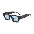 Occhiali da sole squadrati cat-eye vintage con montatura nera e lenti azzurre sfumate - Montatura Nera Lenti Blu