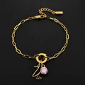 Gouden roestvrijstalen armband met een hanger met letter Z en een roze kristal - Letter U