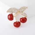 Spilla a ciliegia con smalto rosso e foglie di strass scintillanti su metallo dorato - Rosso