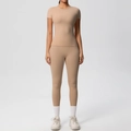 Détail de l'ensemble de yoga beige montrant le tissu extensible et la coupe ajustée - S / Haut Et Bas / Marron Camel