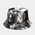 Dettaglio della texture tie-dye bianca e nera sulla tela di un cappello da pescatore - M (56-58cm) / Nero