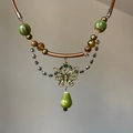 Detalle del colgante de mariposa de cerámica vintage con diamantes verdes y cordón de cuero - Collar-Café-Mariposa Verde