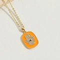 Makroaufnahme von orangefarbenem Emaille-Hamsa-Anhänger mit Zirkonia-Steinen an Goldkette - Orange