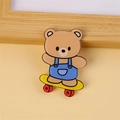 Spilla in acrilico con orsetto su skateboard per zaini e abbigliamento alla moda - Orso sullo Skateboard