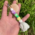 Porte-clés perlé lumineux avec disque en bois, perles en silicone et pompon en coton - Multicolore HHBD Lettre