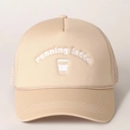 Detail der running latte Stickerei und Kordelbesatz auf beige Mesh-Trucker-Cap - Khaki