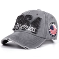 Dettaglio del cappello vintage lavato con ricamo 1964 America e finiture invecchiate - Regolabile / Grigio