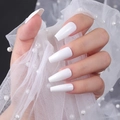 Unghie finte a ballerina bianco lucido su mano con sfondo elegante in pizzo e perle - Bianco (ZBLL-02)