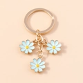 Llavero de margaritas azul claro con anillos dorados y colgantes triples de flores - Azul