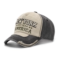 Detalle del bordado 3D en la visera de la gorra patchwork retro de Nueva York - Talla Única (56-60cm) / Beige y Gris Oscuro (C)