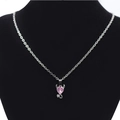 Collier cœur rose avec cornes de diable et zircons sur buste d'exposition noir - Rose