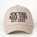 Dettaglio del ricamo nero New York su cappello da baseball in twill di cotone color kaki - Taglia Unica(Regolabile) / Cachi Chiaro