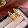 Makroaufnahme goldener hohler Ohrringe mit Stern- und Herzmustern in einer Schmuckschatulle - 20# Silberstift - Goldene Tropfen-Hohl-Stern-Herz-Ohrstecker