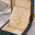 Collar dorado con colgante de candado ruyi y piedra ojo de gato en caja de joyas - Oro Lazo Único