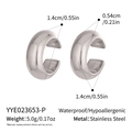 Dettaglio macro di ear cuff in acciaio inossidabile argento impermeabile diametro 1,4 cm - Ear Cuff Minimalista a Forma di C Argentato (YYE023653-P)