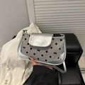 Schicke silberne Umhängetasche mit Punkten, Schleifenstickerei und Metallic-Leder - Silber