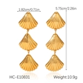 Dimensions détaillées des boucles d'oreilles en acier doré avec pendentifs en coquillage - Pendant Coquillage à Trois Couches (HC-E10831)