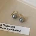 Elegante Ohrringe mit 18K Vergoldung und runden dunkelgrauen Perlen im minimalistischen Stil - 10mm Graue Perle Goldener Haken (18K Vergoldet)