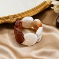 Retro acryl armband met marmeren hars kralen in bruin en wit op een zijden ondergrond - Koffie-Wit