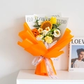 Detalle de ramo tejido a mano con girasol, tulipán y margarita en envoltorio naranja - Ramo Mixto de Girasoles
