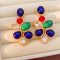 Dettaglio di orecchini vintage dorati con gemme colorate ovali e a forma di goccia - Orecchini (Perno in argento-Oro-Multicolore)