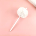 Stylo licorne en peluche blanche avec pompon doux sur un fond rose esthétique - Blanc