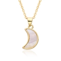 Elegante collar de luna creciente dorada con incrustación de nácar sobre un fondo blanco - Estilo Luna Nácar de Imitación (c643)