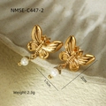 Goldene Schmetterlingsohrstecker mit weißen Perlen und fein gravierten Flügeln - Schmetterling Weiße Perle Stil (NMSE-C447-2)
