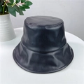 Detalle del sombrero de pescador de cuero PU negro con textura suave y diseño plano - Ajustable M (56-58cm) / Negro