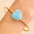 Handgemaakte vergulde verstelbare armband met lichtblauwe hartvormige natuursteen - Draad Omwikkelde Hart Armband Blauw 10238