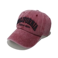 Dettaglio del ricamo California 1950 su berretto da baseball in denim bordeaux - M (56-58cm) / Borgogna