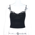 Detalle de camisola negra de malla con diseño fruncido y borde de encaje - S / Negro
