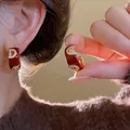 Orecchini geometrici in acrilico rosso scuro a forma di D con cristalli lucidi - Orecchini a Cerchio con Strass a Ferro di Cavallo / Lettera D Rosso Oro Intarsiata (122# Perno in Argento)