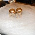 Vue macro de boucles d'oreilles double face avec perles champagne et oxydes de zirconium - 925 Sterling Silver Earring Post - Double Perle Champagne - Or